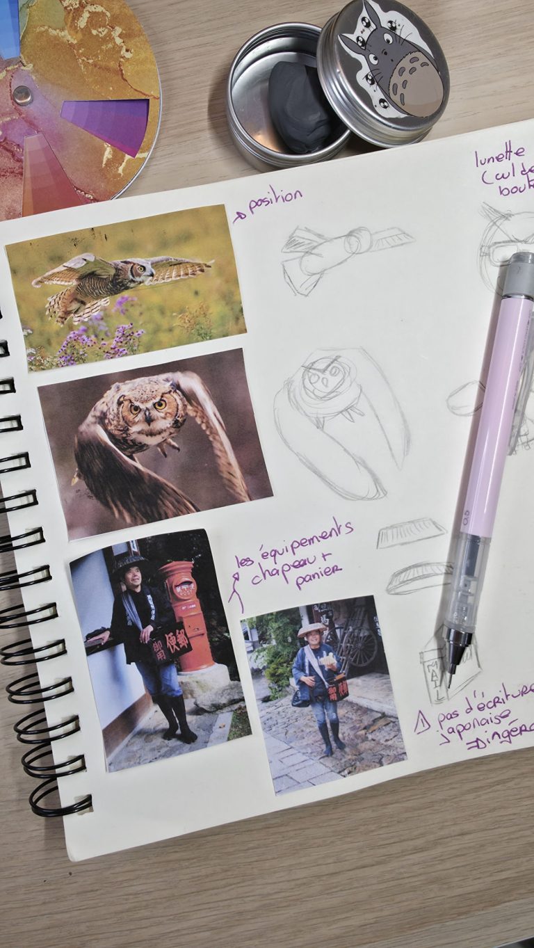 Carnet à croquis ouvert avec des photos de référence de hiboux et de facteurs japonais, accompagnées de croquis préparatoires au porte-mine pour un personnage de chouette factrice.