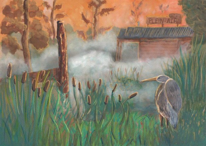 Peinture d'un héron gris debout dans les roseaux. En arrière-plan, une brume épaisse masque partiellement une cabane rustique en bois surmontée d'un panneau "Plein-Air", sous un ciel de coucher de soleil orangé.