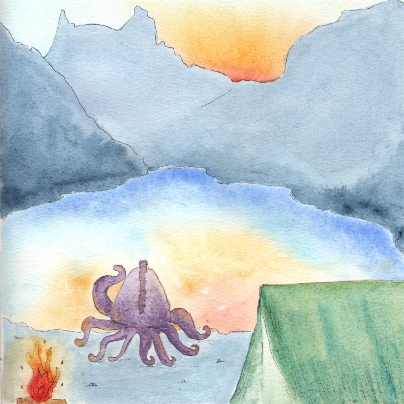 Illustration à l'aquarelle d'un poulpe violet vu de dos, contemplant un lac qui reflète un coucher de soleil orangé. Au premier plan, on aperçoit un feu de camp allumé et le bord d'une tente verte. De grandes montagnes bleues se dressent en arrière-plan.